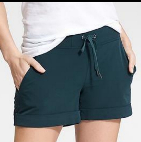 Athleta Pants - ATHLETA Midtown Cuffed Hem Drawstring Shorts Size 8 Dark Green